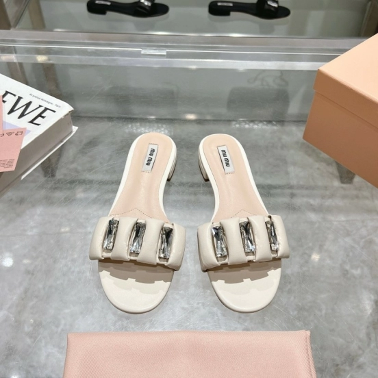 2025 Women Miu Miu White Leather Slippers KFY00250